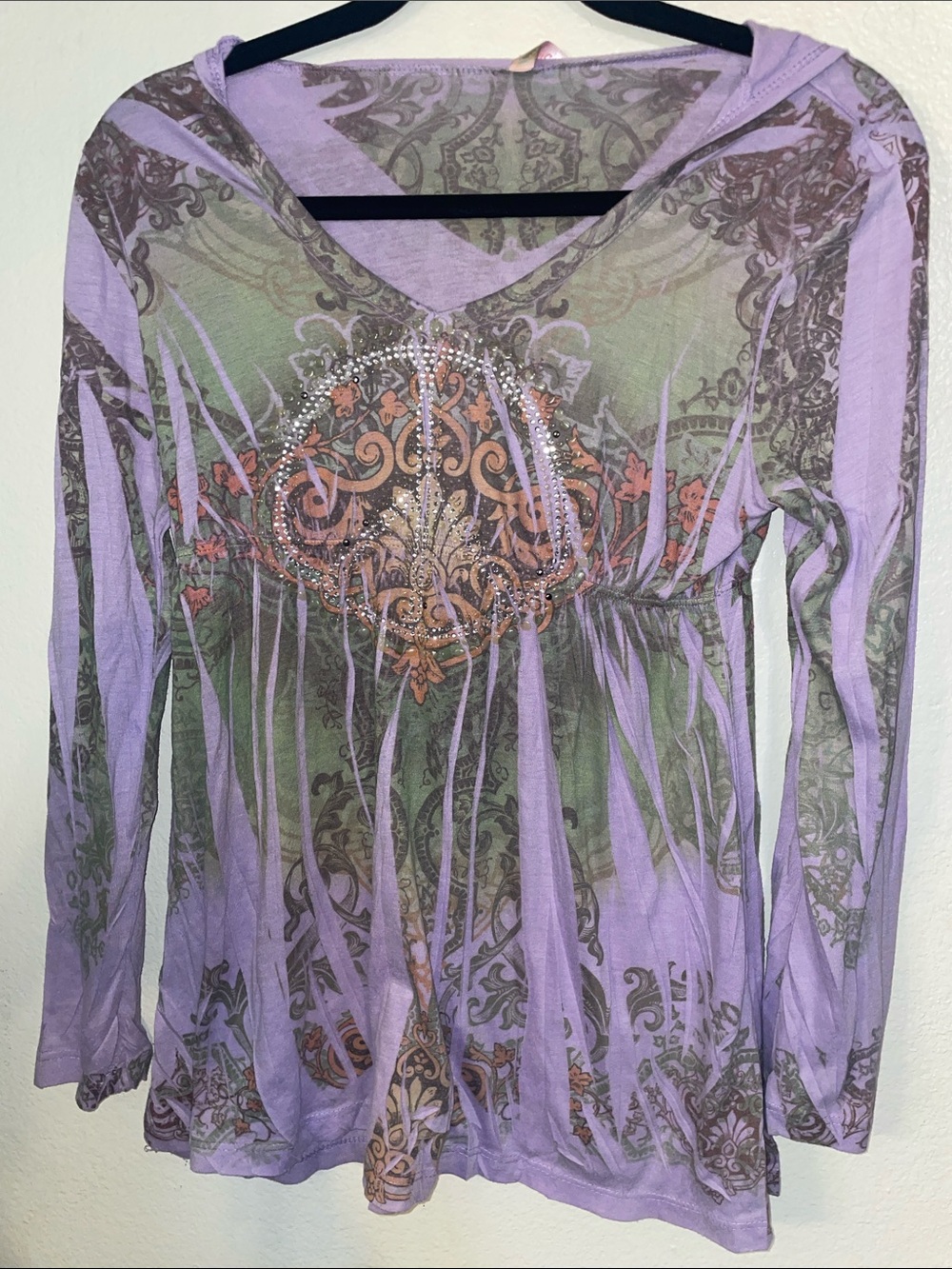 Lavender Printed Long-Sleeve V-Neck Hoodie Top with Embellished Medallion